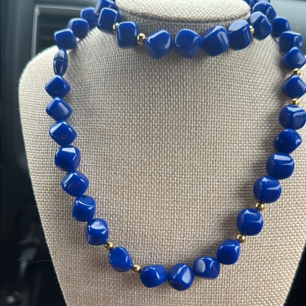 Avon 1986 color flash colbalt Blue and Gold Necklace with Elegant Designs